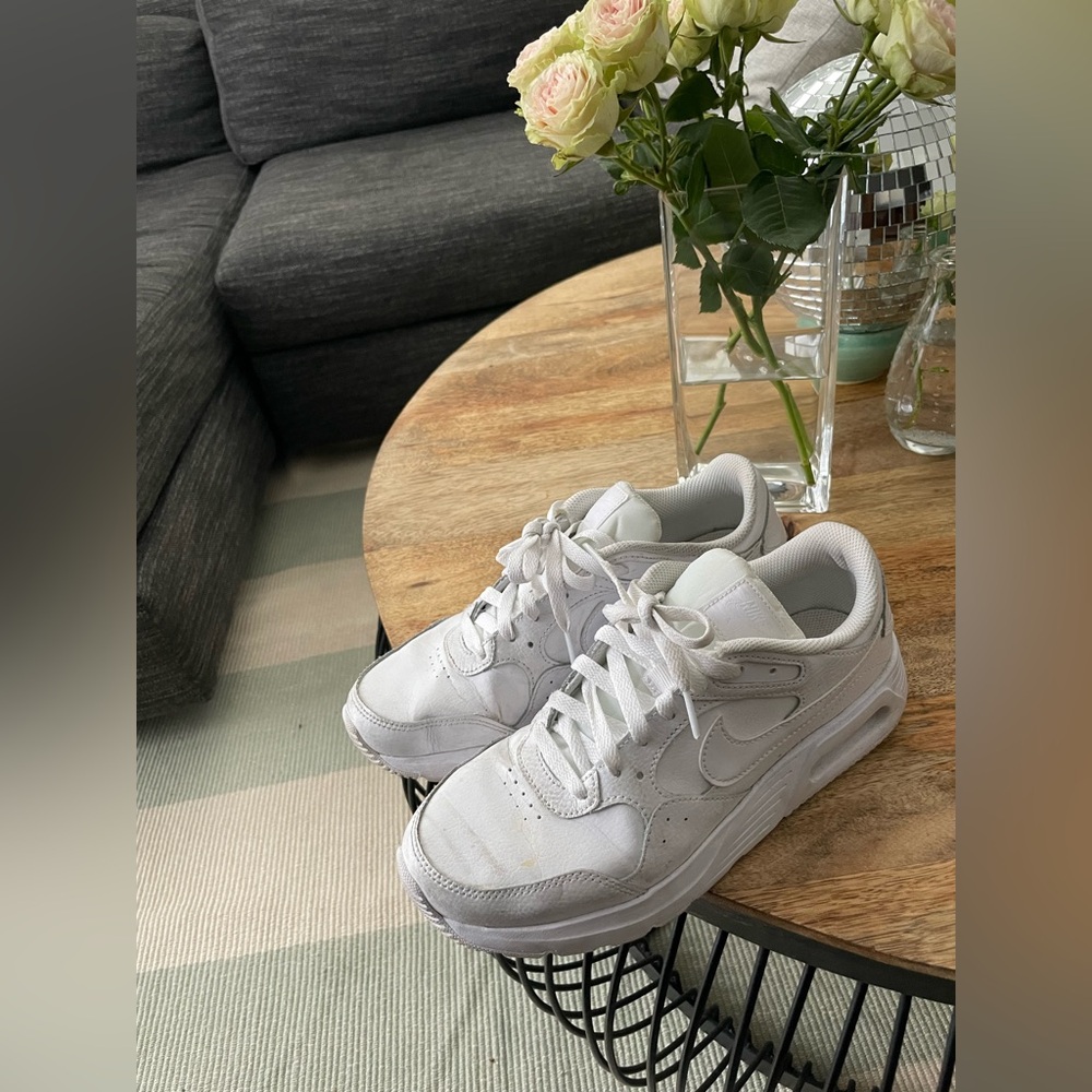 White air max Nike sneakers, women’s sz 8